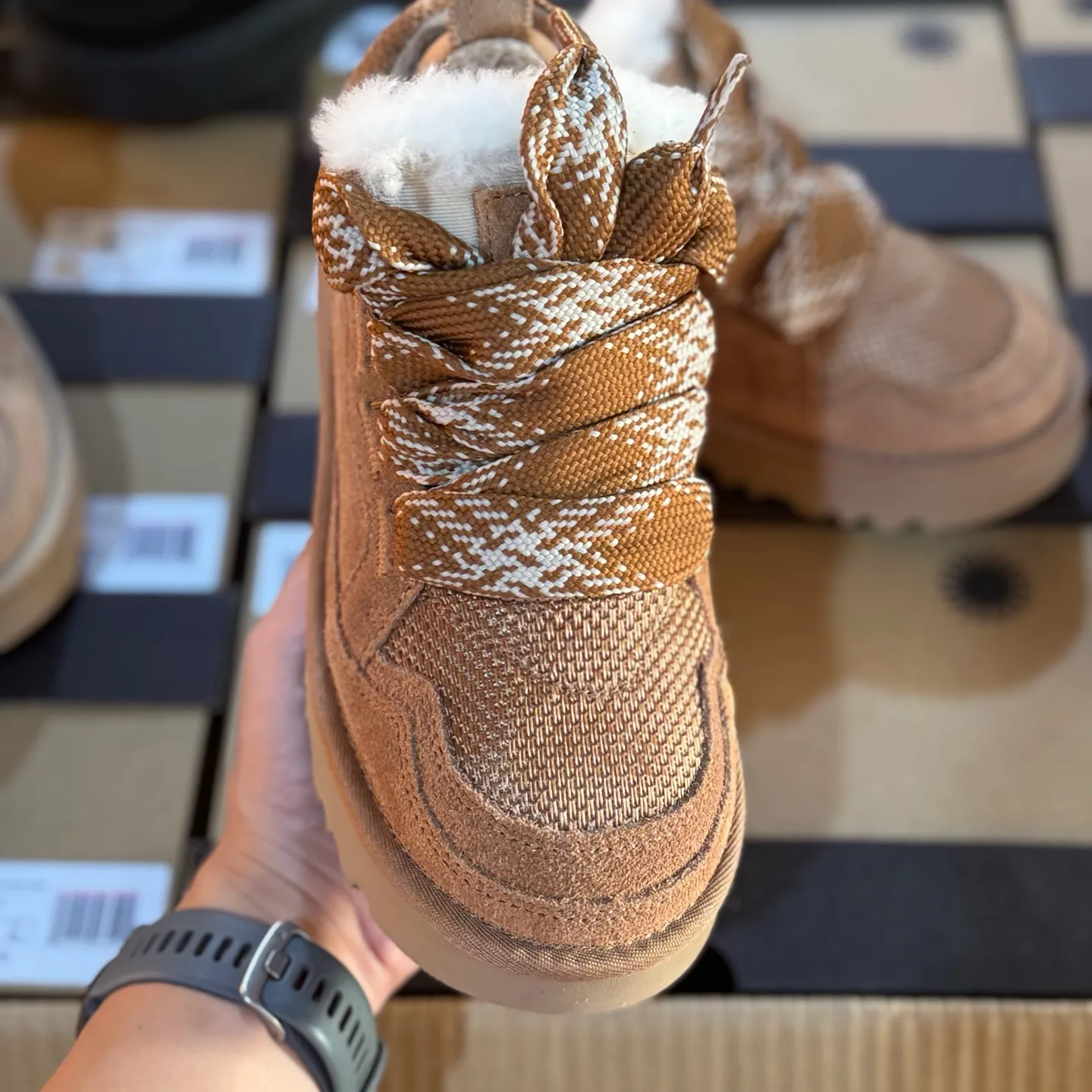 Local 💰600 Settlement in store 250 OEM grade 4032 Mel series Top workmanship level Super stable version ✔️ Good looks and texture online Suede leather + low-key logo look retro Classic two-color shoelaces can be worn as one shoe or two ✔️ So comfortable that you want to weld your feet on it Super light material + 5cm thick sole No tired feet after heightening Wool insoles are warm and breathable No stress on commuting and shopping all day long ✔️ I love the details: wide shoelaces for photos, sizes 34-40 are suitable for various foot types, slight stains can be wiped clean with a damp cloth, and the loose feeling in early autumn depends entirely on it. You can close your eyes and avoid stepping on thunder! 👟